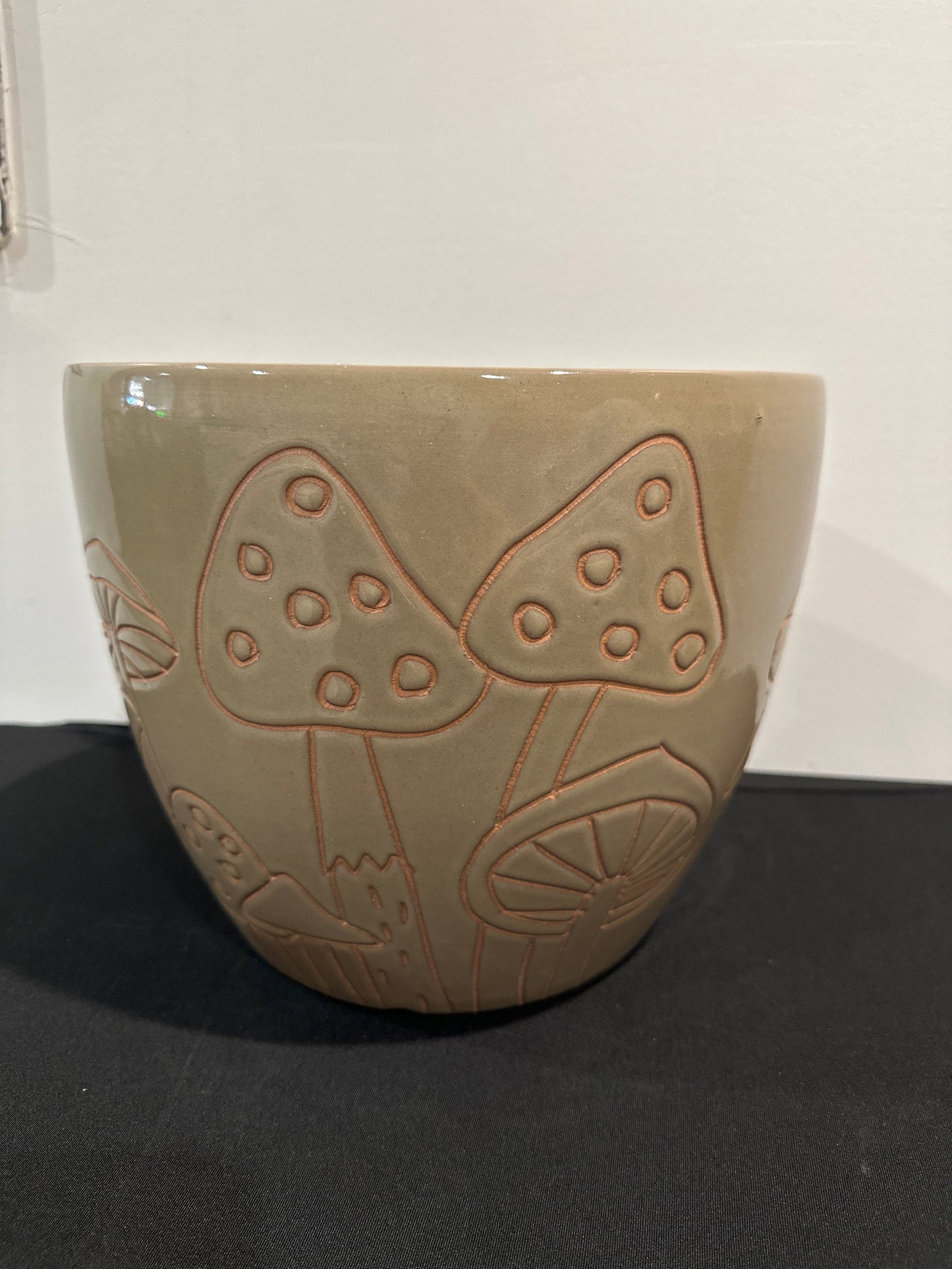 10” tan mushroom print planter