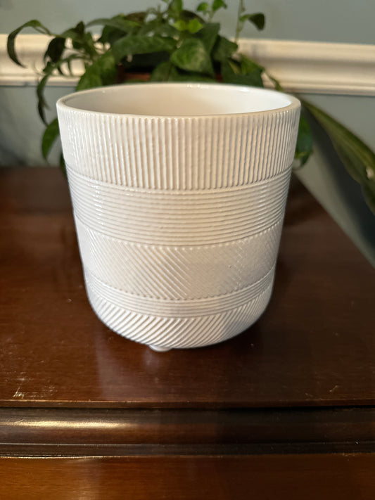 6" white textured planter